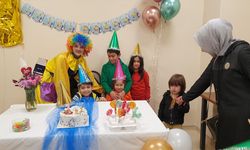 Enkazdan kurtarılan çocuğun doğum günü Konya'da tedavi gördüğü hastanede kutlandı