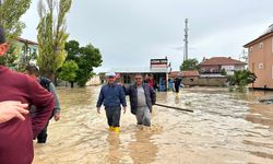 Konya'da sağanak nedeniyle bazı ev ve iş yerlerini su bastı