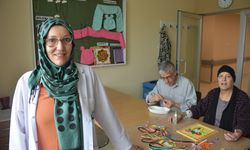 Annesi de kanser tedavisi gören Büşra öğretmen hastalara moral oluyor