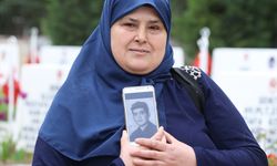 Hiç görmediği babasının kabrinin Konya Şehitliği'nde olduğunu öğrenen kadından hüzünlü ziyaret