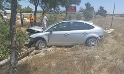 Karapınar'da ağaca çarpan otomobildeki 5 kişi yaralandı