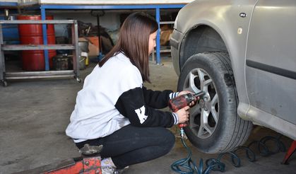 Baba kız sırt sırta verip oto tamirciliği yapıyor