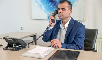 Görme engelli santral görevlisi, rehber gibi hafızasıyla üniversitenin telefon trafiğini yönetiyor