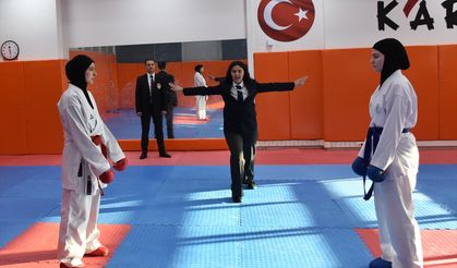Siyah kuşak sahibi doktor baba ile tıp öğrencisi kızı, karate hakemliği yapıyor