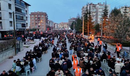 Konya'da iş insanı 6 kardeş, 16 yıldır mahalle sakinlerini iftarda buluşturuyor
