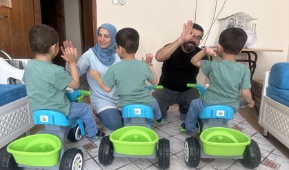 Koruyucu ailesi oldukları üçüzlerle evlerini şenlendirdiler