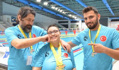 Otizmli ve işitme engelli yüzücü yeni başarılara babasıyla hazırlanıyor
