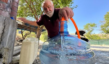 Tarihi çarşıdaki 2 asırlık taş oyma sebilin soğuk su geleneğini sürdürüyor