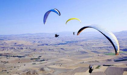 Karapınar’daki Karacadağ ve Dörtsivri Tepeleri, yamaç paraşütü tutkunlarının yeni rotası oldu