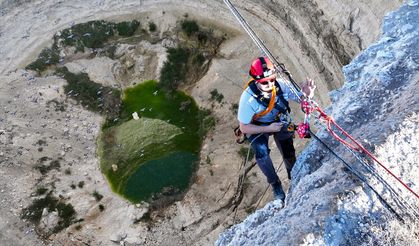 Zirvelerden yerin derinliğine inen dağcılar obruk tehlikesine dikkati çekti