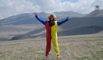 KARAPINAR’DA OTİZM FARKINDALIĞI GÖKYÜZÜNE TAŞINDI: YAMAÇ PARAŞÜTÜYLE TARİHİ ETKİNLİK