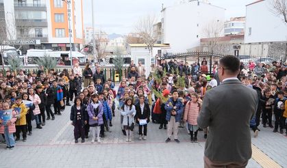 Karapınar Cumhuriyet İlkokulu'nda Karne Heyecanı Meke Ajansı Tarafından Kaydedildi