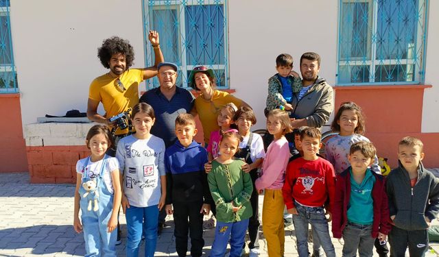 Konya'da Sabah Okulunda Fransız Turistlerle Karşılaşan Çocuklar Şaşkınlıkla Kamp Görüntüsüne Tanık Oldu