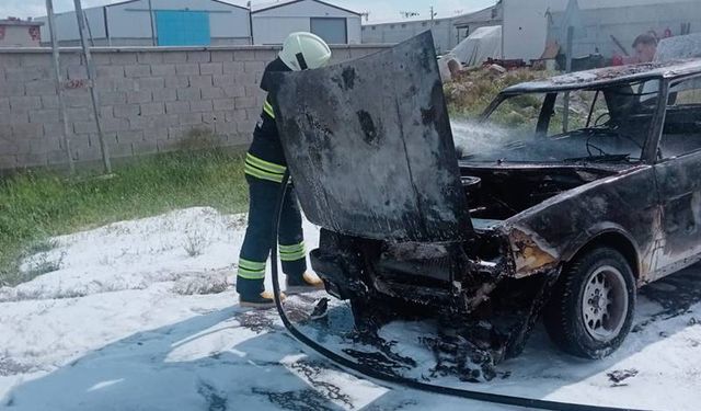 Konya'nın Karapınar ilçesinde seyir halindeki araç yandı