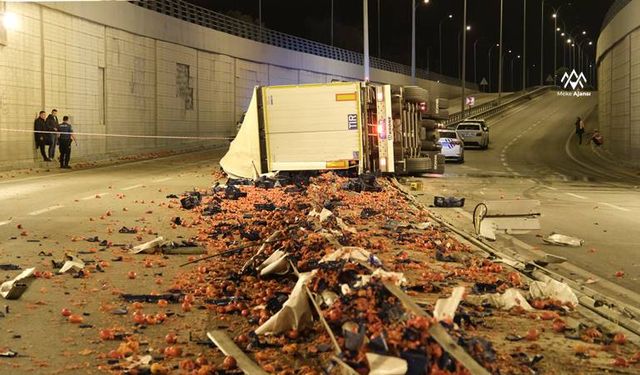 Konya'da devrilen tırın sürücüsü hayatını kaybetti