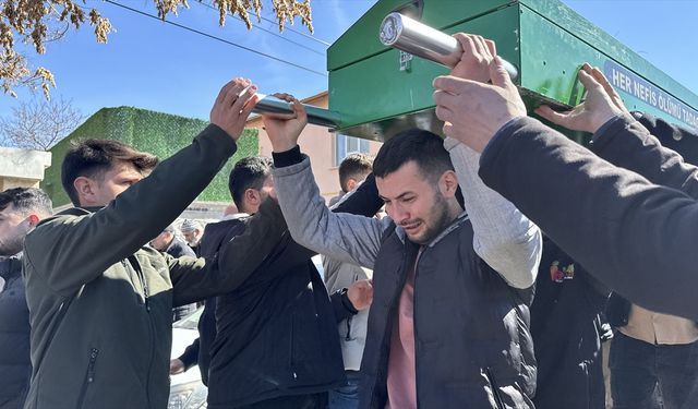 Konya'da araçta çıkan yangında ölen bebek ve teyzesinin cenazesi toprağa verildi