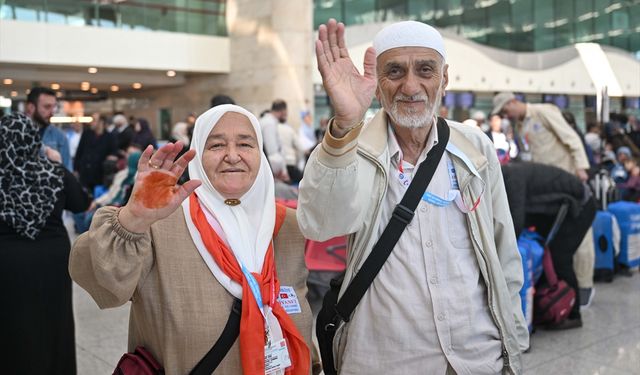 Başkentten ilk hac kafilesi dualarla uğurlandı