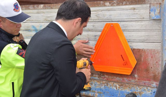 Karapınar’da Trafik Haftası Etkinliğinde Çiftçilere Reflektör Dağıtıldı