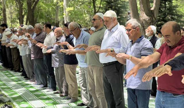 Konya'da tarihi namazgahta yağmur duası yapıldı