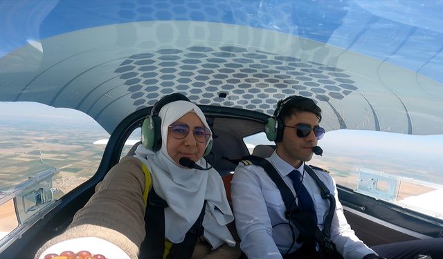 Pilotaj bölümü mezunu oğlunun uçuşuna eşlik eden anne, heyecan ve mutluluğu bir arada yaşadı