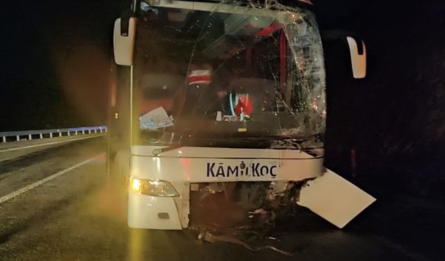 Konya'da yolcu otobüsüyle çarpışan otomobilin sürücüsü öldü, 8 kişi yaralandı