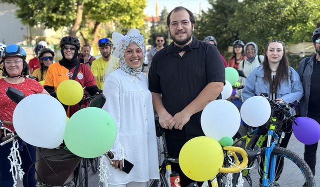 Nişanlı çift, gürültü kirliliğine dikkati çekmek için bisikletlilerle konvoy oluşturdu