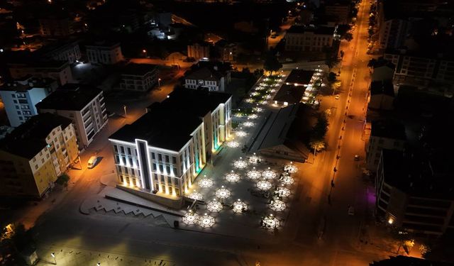 Karapınar Belediyesi’nin Yeni Hizmet Binası: Geceyi Aydınlatan Vizyon