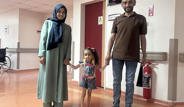 Küçük Miray omurga eğriliğinden 9 saatlik ameliyatla kurtuldu