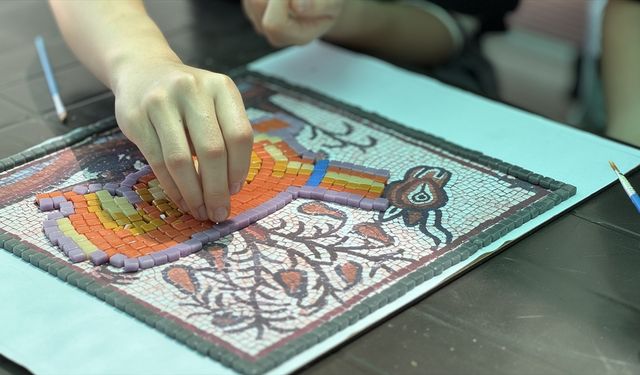 Konya'da lise öğrencileri yaz tatilini arkeoloji kazısında geçiriyor