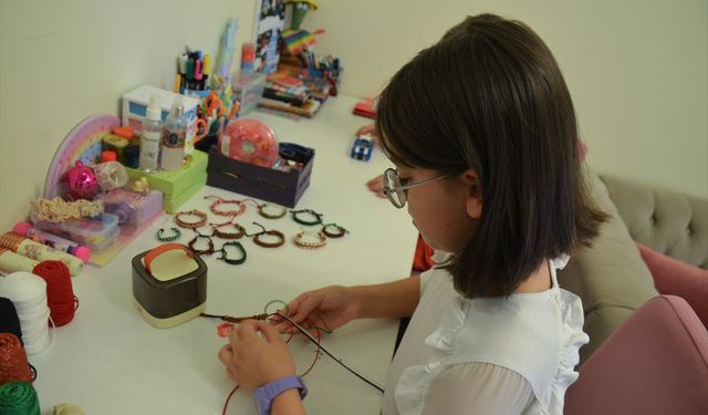 Konyalı 9 yaşındaki Zeynep, ördüğü bilekliklerle Gazze'ye destek olmaya çalışıyor