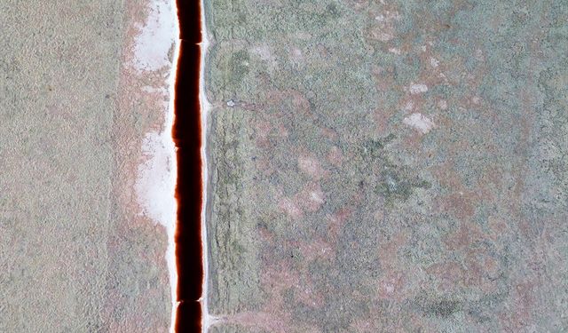 Konya'da kuruyan Tersakan ve Bolluk gölünden geriye tuz tabakası kaldı