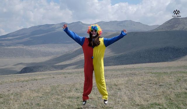 KARAPINAR’DA OTİZM FARKINDALIĞI GÖKYÜZÜNE TAŞINDI: YAMAÇ PARAŞÜTÜYLE TARİHİ ETKİNLİK