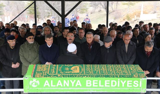 Gelecek Partisi Genel Başkanı Davutoğlu, dayısının cenaze törenine katıldı