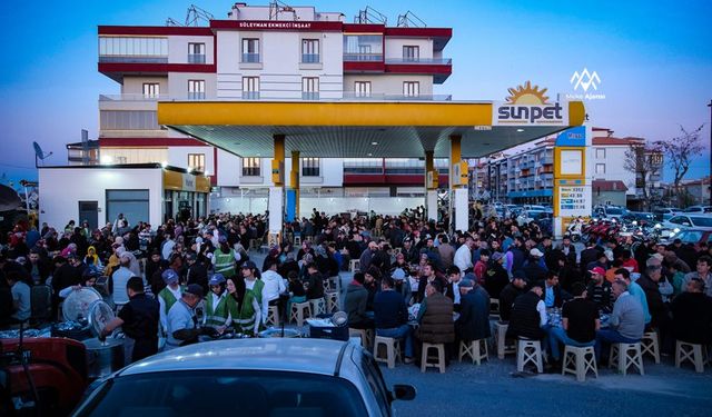 Duran Sezer ve Ailesi, Karapınar'da 1500 Kişilik İftar Yemeği Düzenledi