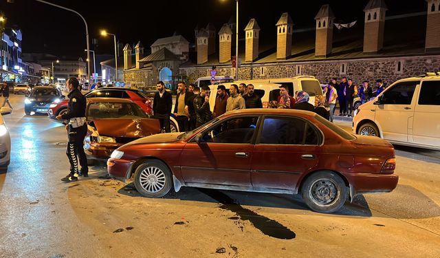 Karapınar'da iki otomobil çarpıştı: 6 yaralı