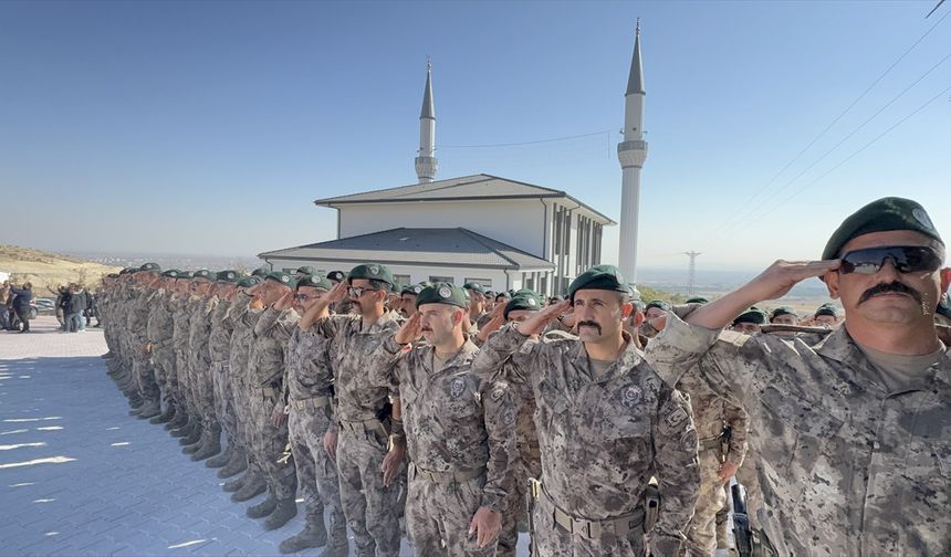 Konya'da özel harekat yerleşkesine yaptırılan cami ibadete açıldı