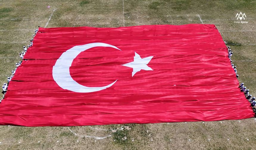 800 Metrekarelik Bayrakla 23 Nisan’a Destansı Selam!