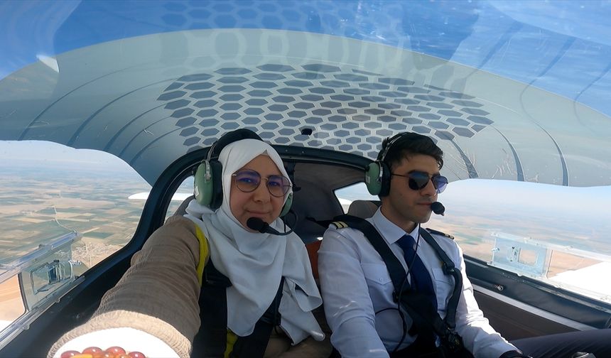 Pilotaj bölümü mezunu oğlunun uçuşuna eşlik eden anne, heyecan ve mutluluğu bir arada yaşadı