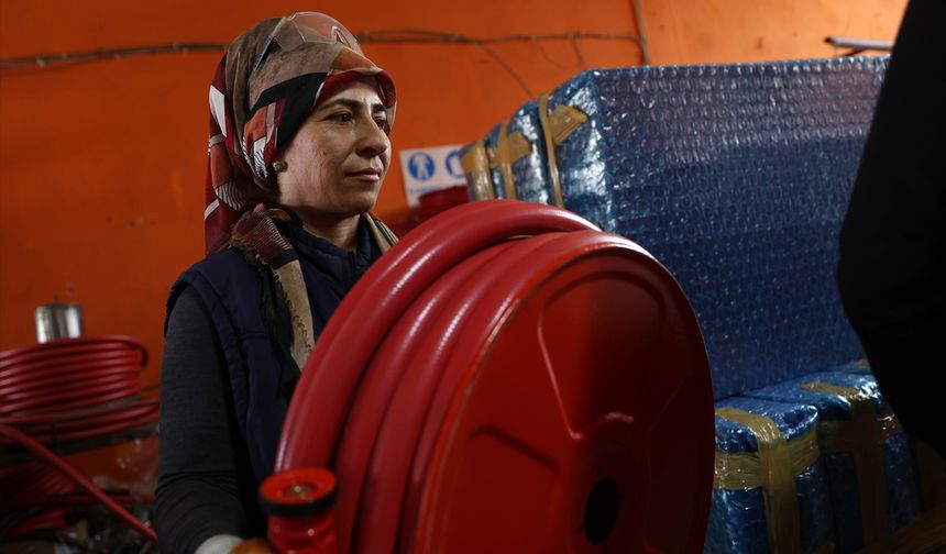 Yangın dolabı imalathanesinde kaynak ve zımpara işleri kadınlardan soruluyor