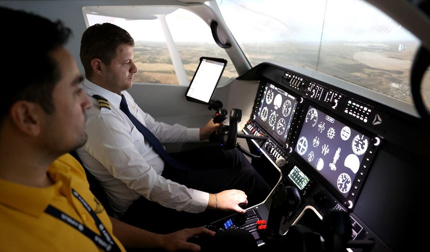 Pilot adayları simülasyon merkezinde gerçek zamanlı uçuş deneyimi yaşıyor