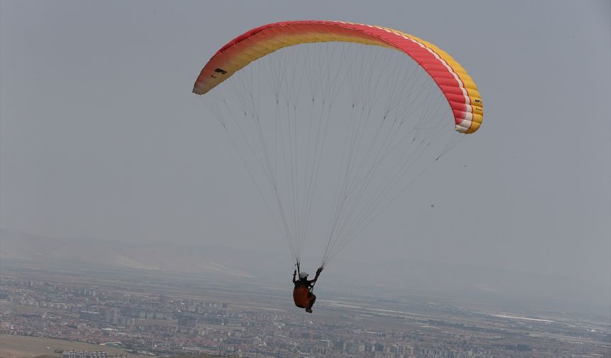 Konya'da 12 yaşındaki yamaç paraşütçü Bedirhan Tosun gökyüzünde uçmayı seviyor