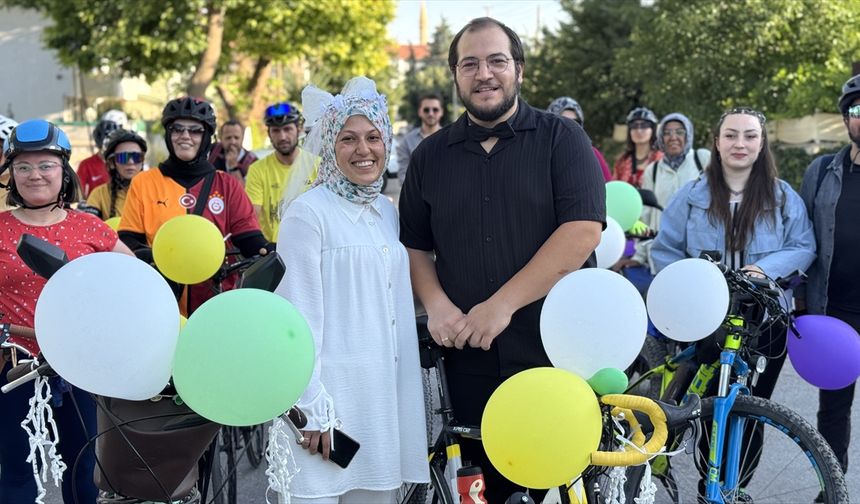 Nişanlı çift, gürültü kirliliğine dikkati çekmek için bisikletlilerle konvoy oluşturdu