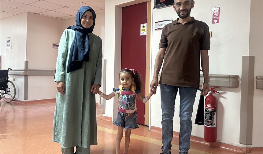 Küçük Miray omurga eğriliğinden 9 saatlik ameliyatla kurtuldu