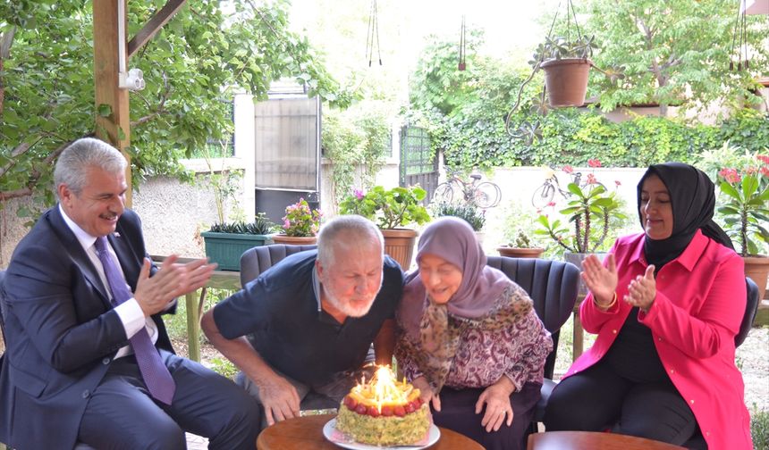 Konya Valisi Akın, Aile Yılı etkinlikleri kapsamında evlilikte 54. yılını dolduran çifti ziyaret etti