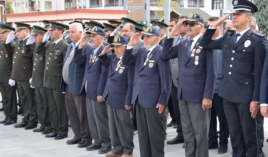 29 Ekim Cumhuriyet Bayramı Kutlamaları Çelenk Sunma Töreniyle Başladı