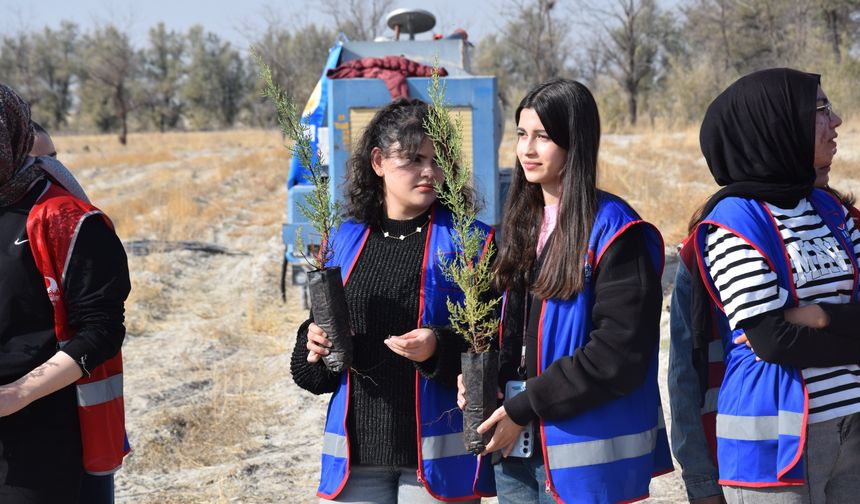 Karapınar’da Milli Ağaçlandırma Günü’nde Fidanlar Toprakla Buluştu